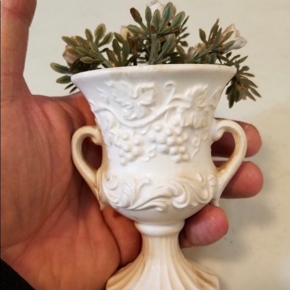 Vintage bouquet of ceramic flowers in a classical ceramic planter. - Picture 9 of 10